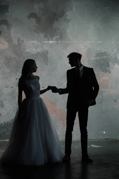 Düğün çifti siluetinin resim stüdyosu. Damat ve gelin arka planda..