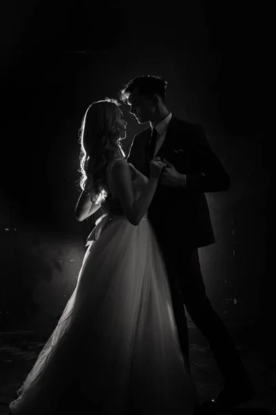 Düğün çifti siluetinin resim stüdyosu. Damat ve gelin arka planda..