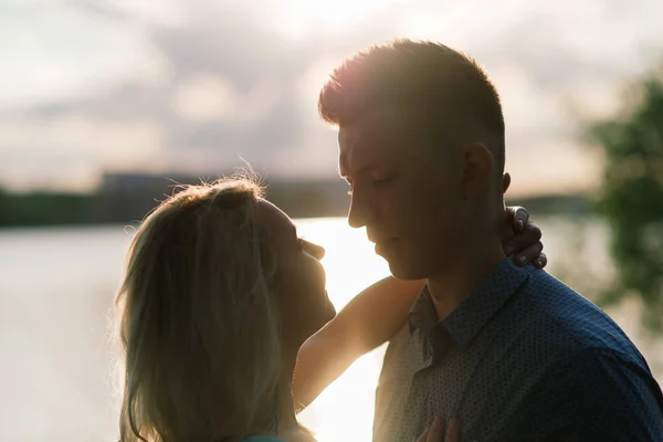 Casal Amor Volta Silhueta Luz Lago Laranja Por Sol Romântico — Fotografia de Stock