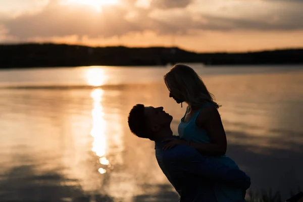 Couple Amoureux Retour Silhouette Légère Coucher Soleil Lac Orange Romantique — Photo