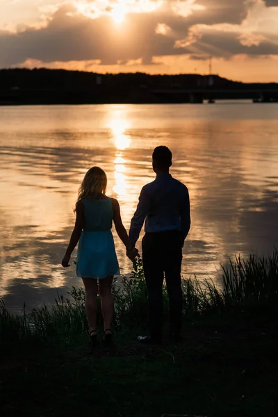 Pareja Amor Atrás Luz Silueta Lago Naranja Puesta Sol Romántico —  Fotos de Stock