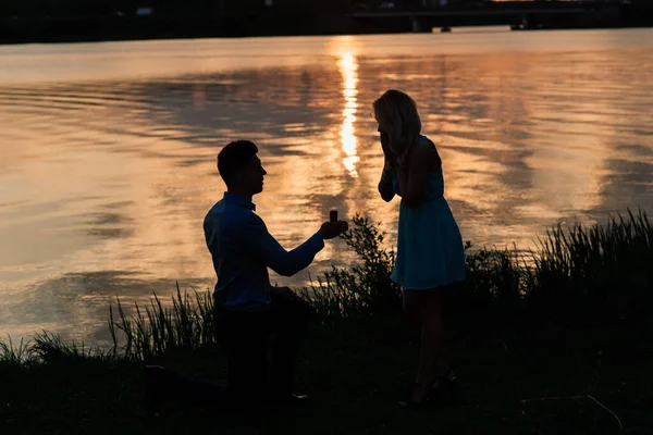 恋爱中的情侣在橙色的夕阳西下 在浪漫的湖面上勾勒出淡淡的轮廓 — 图库照片