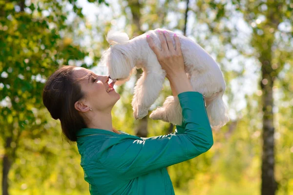 Jeune Femme Avec Son Chien Chiot Chien Blanc Est Cours — Photo