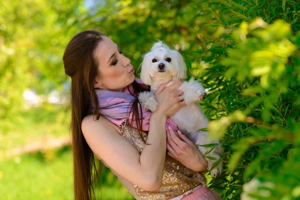 Jonge Vrouw Met Haar Hond Puppy Witte Hond Loopt Met — Stockfoto