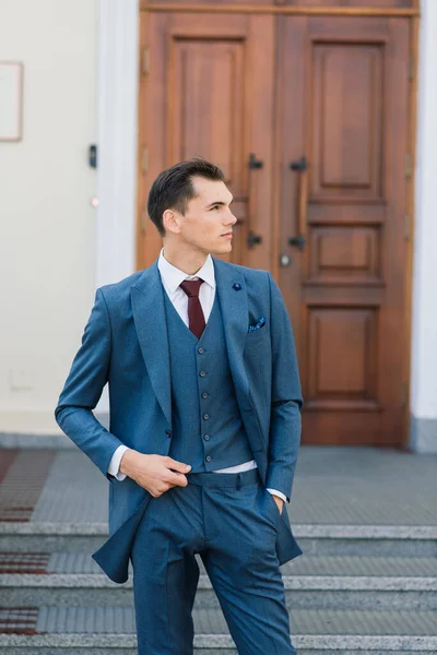 Retrato Jovem Empresário Atraente Fundo Urbano Vestindo Terno Uma Gravata — Fotografia de Stock