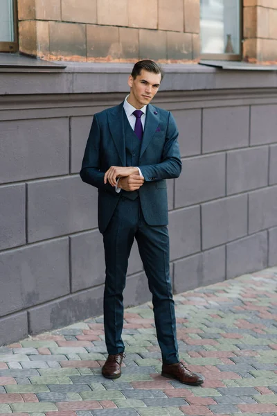 一个有魅力的城市背景的年轻商人穿着领带的画像 — 图库照片
