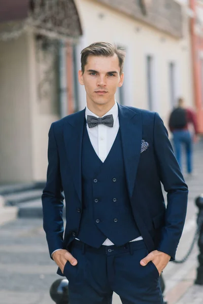 Retrato Joven Atractivo Hombre Negocios Fondo Urbano Con Traje Corbata —  Fotos de Stock