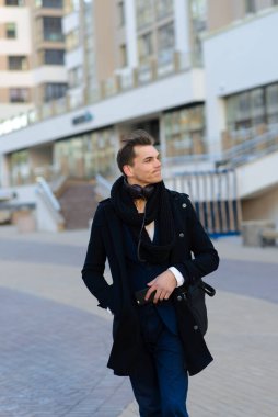 Kafedeki cep telefonlu genç işadamı