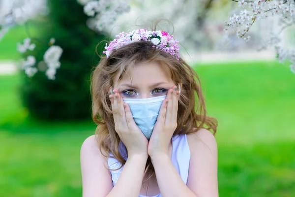 Одинокая Девочка Подросток Защитной Маске Вируса Аллергии Наслаждается Весенним Цветком — стоковое фото