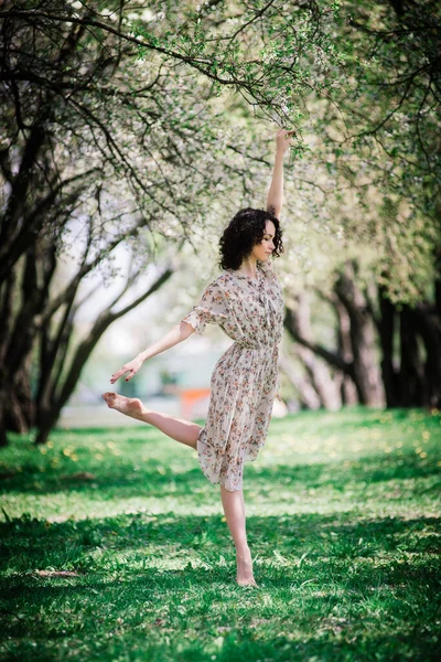 Woman Ballerina Blooming Garden Pink Portrait Dancing Female Outdoor — Stock Photo, Image