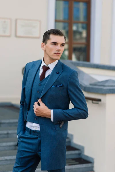 Retrato Joven Atractivo Hombre Negocios Fondo Urbano Con Traje Corbata —  Fotos de Stock