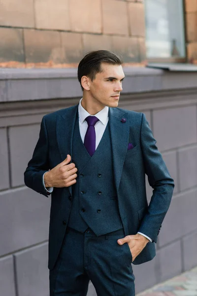 Retrato Joven Atractivo Hombre Negocios Fondo Urbano Con Traje Corbata —  Fotos de Stock