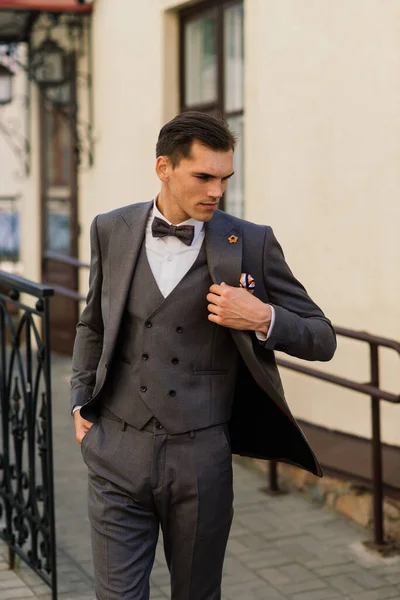 Retrato Jovem Empresário Atraente Fundo Urbano Vestindo Terno Uma Gravata — Fotografia de Stock