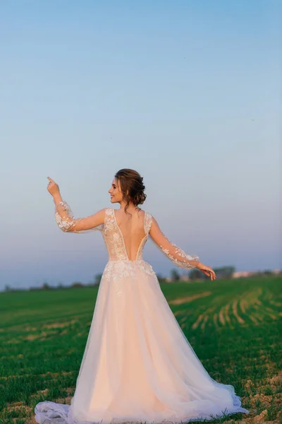 Mladý Šťastný Opustil Krásnou Ženu Kvetoucí Zahradě Nevěsta — Stock fotografie