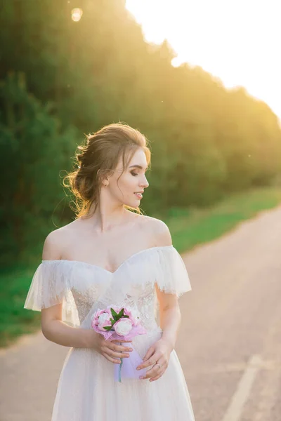 Молодая Счастливая Женщина Вышла Цветущего Сада Невеста — стоковое фото