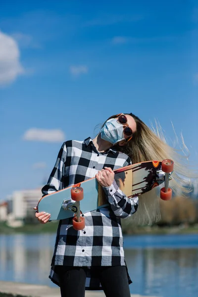 Retrato Una Joven Mujer Con Una Máscara Médica Con Longboard — Foto de Stock