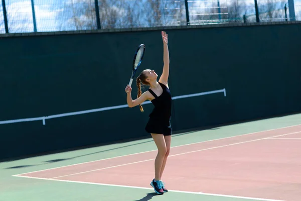 コートの上でテニスラケットを持って白いドレスとヒールでセクシーな女の子のテニス選手 若い女性はテニス スポーツをしている — ストック写真