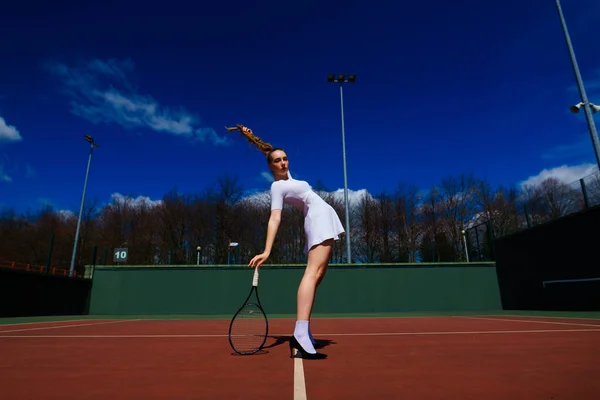 Sexy Dívka Tenista Bílých Šatech Podpatky Drží Tenisovou Raketu Hřišti — Stock fotografie