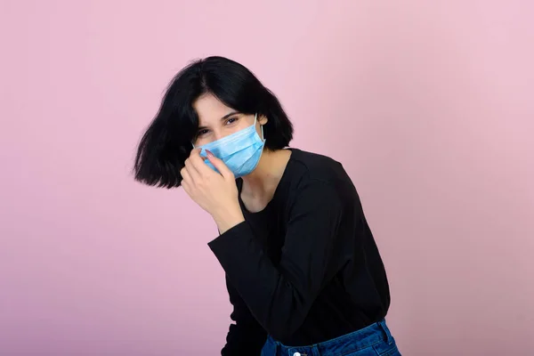 Chica Caucásica Máscara Protectora Color Azul Retrato Sobre Fondo Rosa — Foto de Stock