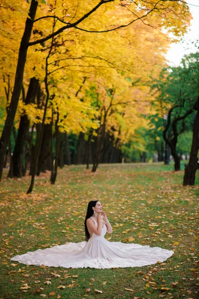 Jovem Bela Morena Feminina Vestido Branco Longo Parque Outono — Fotografia de Stock