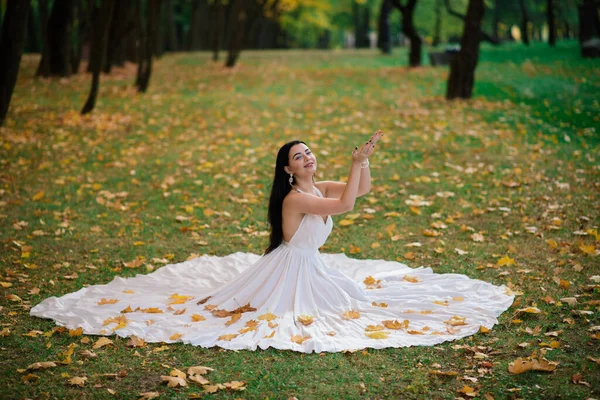 Güz Parkında Uzun Beyaz Elbiseli Güzel Esmer Kadın — Stok fotoğraf