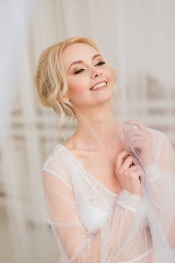 Kavramsal düğün, gelinin Avrupa tarzında bir sabah. İç stüdyoda özel bir elbise var. Gelin için beyaz minimalizm