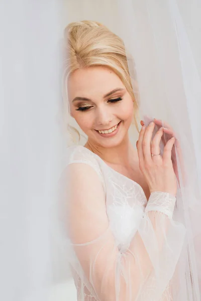 概念的な結婚式は ヨーロッパスタイルの花嫁の朝 室内スタジオでのブドワードレス 花嫁のための白いミニマリスト — ストック写真