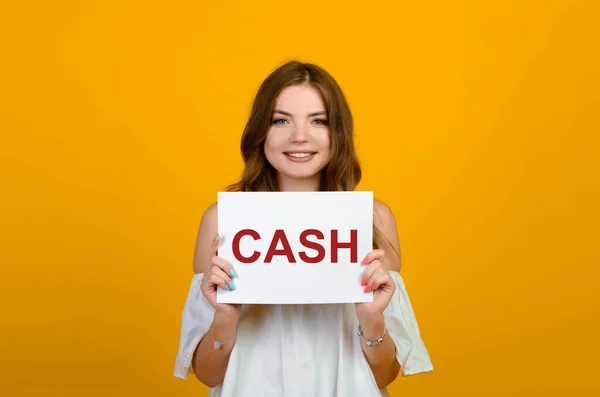 Jovem Cabelos Escuros Com Sorriso Grandes Olhos Surpresos Posando Fundo — Fotografia de Stock