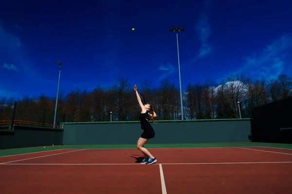 Glückliche Schöne Sexy Mädchen Spielen Tennis Auf Dem Platz Sport — Stockfoto