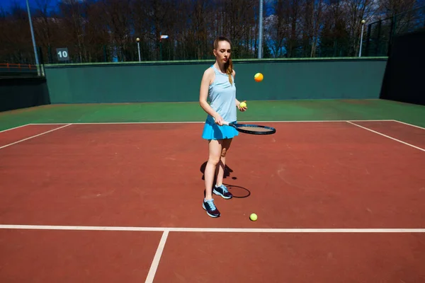 在球场上打网球的漂亮而性感的女孩很快乐 体育和娱乐 — 图库照片