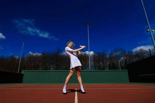 在球场上打网球的漂亮而性感的女孩很快乐 体育和娱乐 — 图库照片