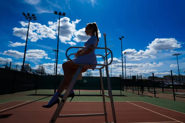 행복하고 아가씨가 코트에서 테니스를 치다니 운동과 — 스톡 사진