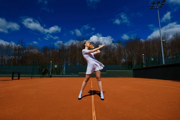 Menina Sexy Bonita Feliz Jogando Tênis Quadra Desporto Recreação Lazer — Fotografia de Stock