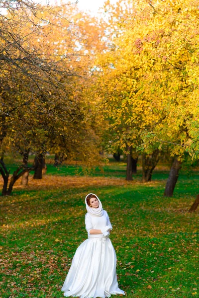 Menina Bonito Vestido Noiva Branco Longo Posando Caminho Rural Entre — Fotografia de Stock