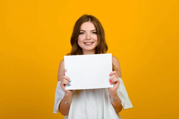 Jovem Cabelos Escuros Com Sorriso Grandes Olhos Surpresos Posando Fundo — Fotografia de Stock