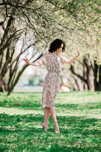 Bailarina Jardín Floreciente Rosa Retrato Mujer Bailando Aire Libre —  Fotos de Stock