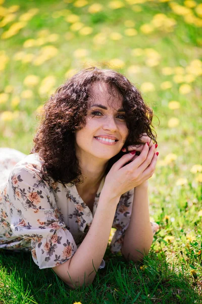 Mladá Atraktivní Žena Kudrnaté Dlouhé Vlasy Pózovat Jarní Kvetoucí Zahradě — Stock fotografie