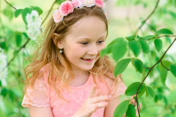 Retrato Aire Libre Linda Niña Vestido Princesa Jardín Floreciente Foto — Foto de Stock