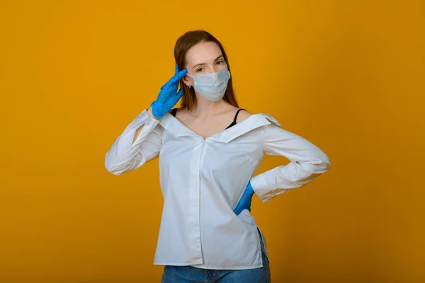 Ragazza Caucasica Maschera Protettiva Colore Blu Ragazza Che Guarda Telecamera — Foto Stock