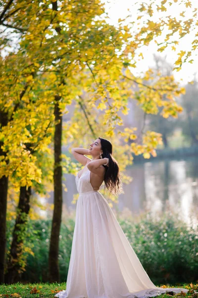 Joven Hermosa Morena Hembra Vestido Blanco Largo Parque Otoño —  Fotos de Stock