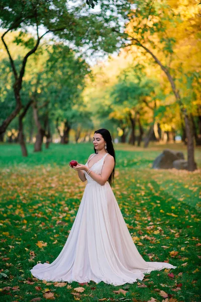 Güz Parkında Uzun Beyaz Elbiseli Güzel Esmer Kadın — Stok fotoğraf