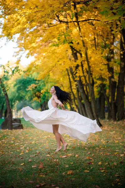 Güz Parkında Uzun Beyaz Elbiseli Güzel Esmer Kadın — Stok fotoğraf