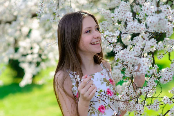 Krásná Mladá Dívka Bílých Šatech Procházky Parku Kvetoucí Stromy Jaro — Stock fotografie