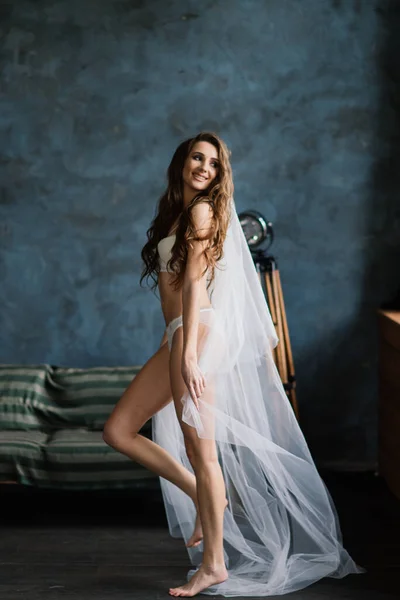 Çamaşırlı Güzel Bir Kadın Uzun Bacaklarıyla Seksi Pozlar Veriyor Yatak — Stok fotoğraf