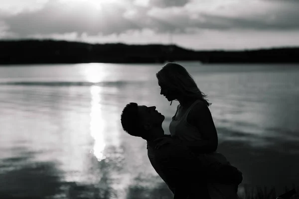 Birbirine Aşık Çiftler Turuncu Gün Batımında Gölün Arkasında Hafif Bir — Stok fotoğraf