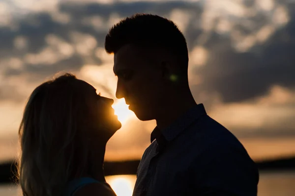 Pareja Amor Atrás Luz Silueta Lago Naranja Puesta Sol Romántico —  Fotos de Stock