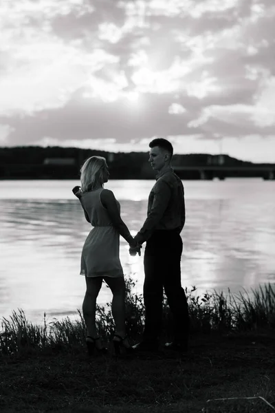 Pareja Amor Atrás Luz Silueta Lago Naranja Puesta Sol Romántico —  Fotos de Stock