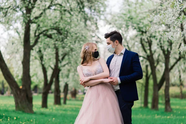 Novias Amantes Jóvenes Parque Con Máscaras Médicas Durante Cuarentena Día —  Fotos de Stock