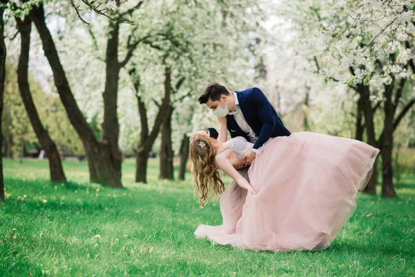 Mladé Milující Nevěsty Parku Lékařskými Maskami Během Karantény Jejich Svatební — Stock fotografie