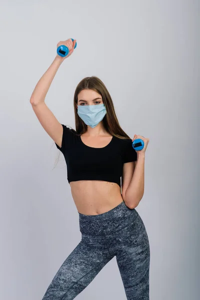 Ung Kvinna Skyddande Mask Med Hantlar Vit Bakgrund Karantänsporter — Stockfoto